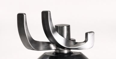 Close-up of a metal blender blade with two curved arms, attached to a black base, against a white background—ideal for use with your Fridja Clothes Steamer Pro or for replacing your Fridja f1200 Head Hanger.