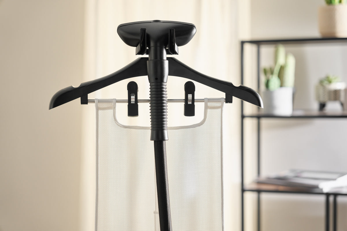 Adjustable garment hanger on top of the Fridja f1200 telescopic pole
