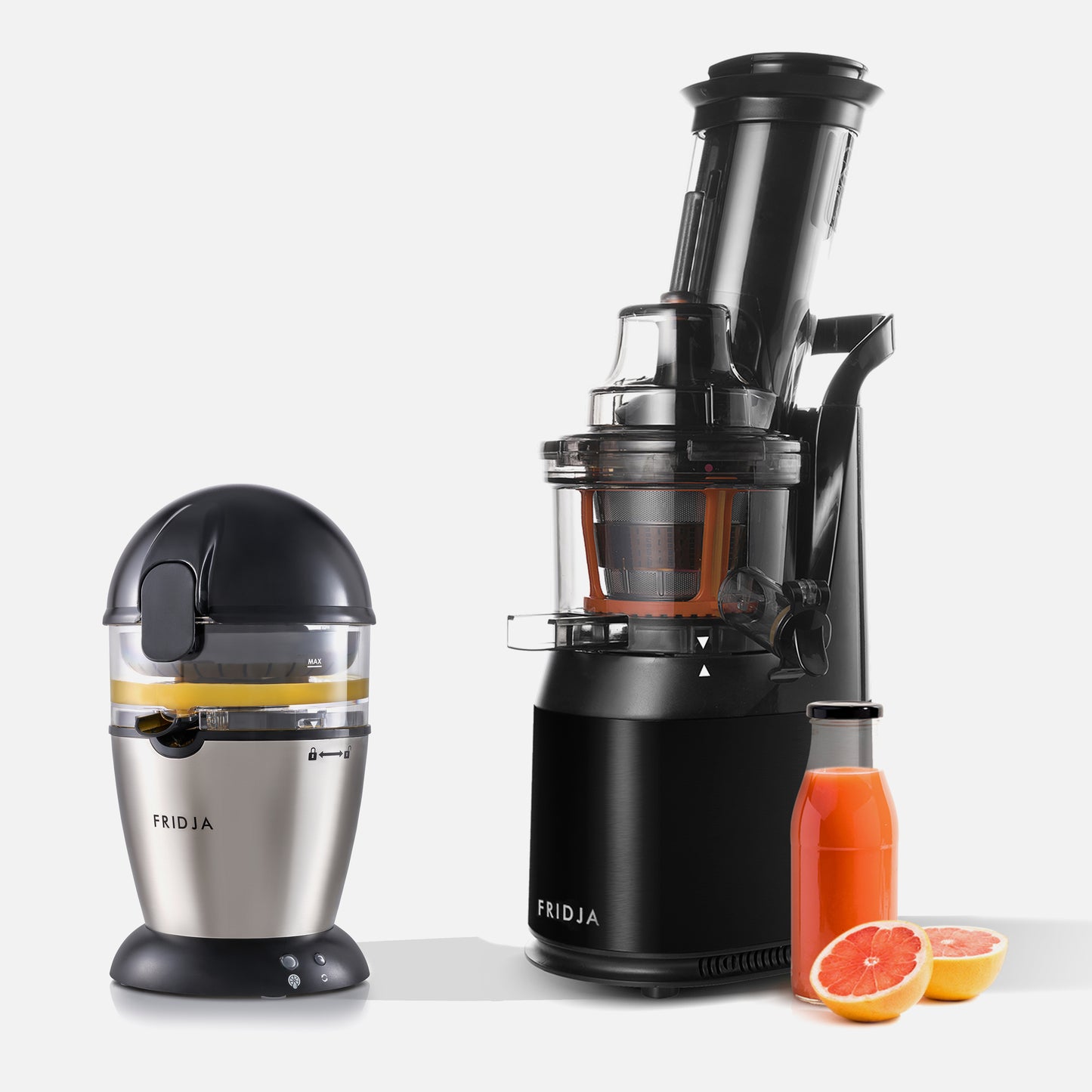 The Fridja Juicer Duo – f900 in stainless steel and f1900 in sleek black stand side by side, with a bottle of nutrient-rich juice and a halved grapefruit, all displayed on a white background.